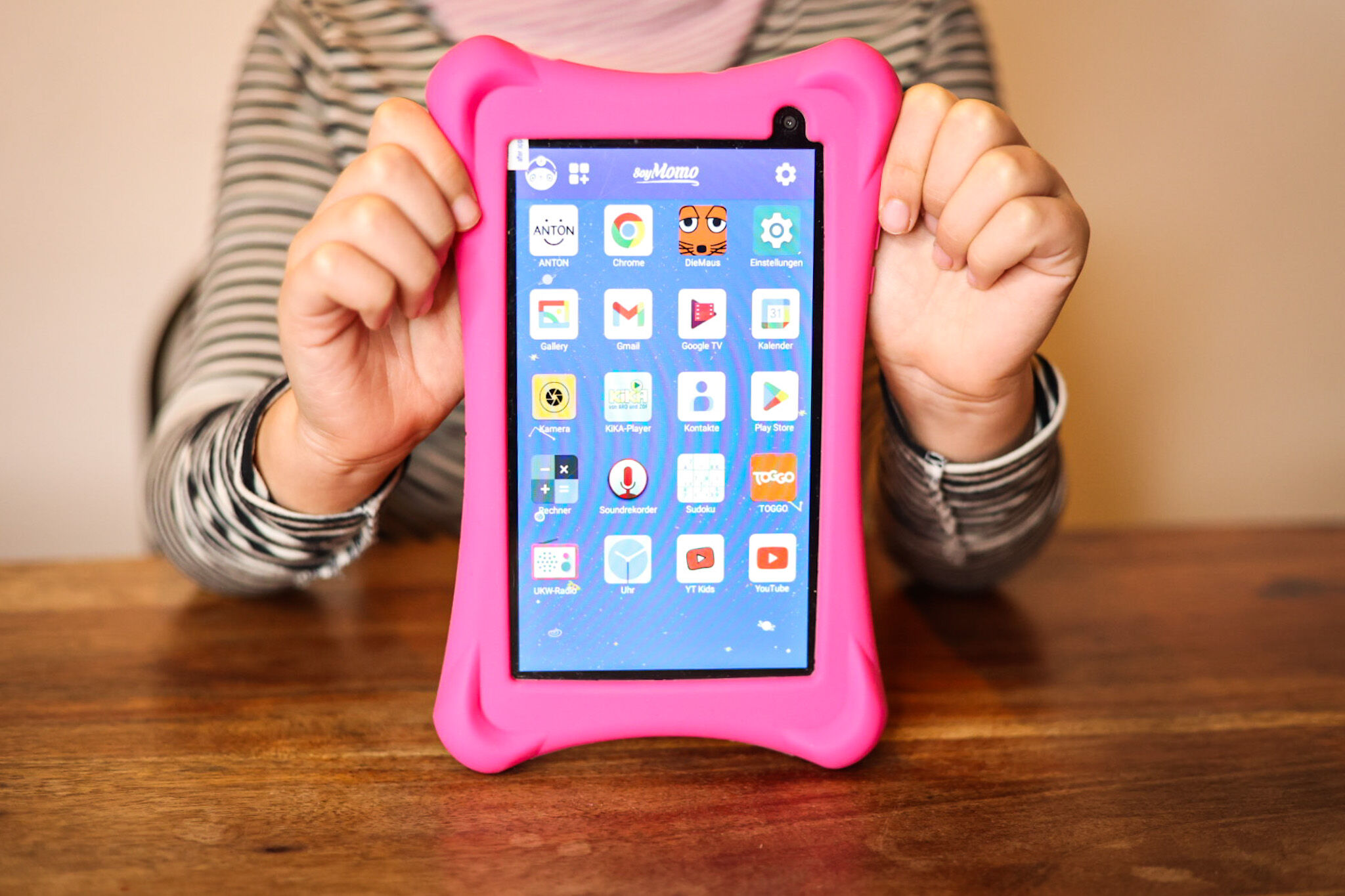 Das SoyMomo Kindertablet aufrecht mit Schutzhülle